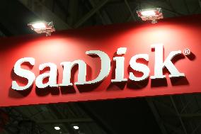 SanDisk logo.
